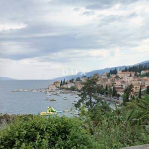 OPATIJA, VOLOSKO - Stan 75m2 odmah do mora, 2S+DB, 1.kat, terasa, parking+okoliš 400m2 za najam