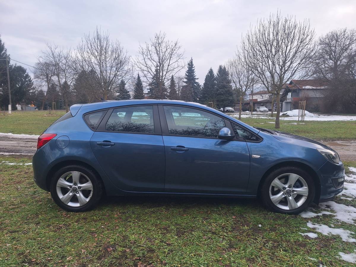 Opel Astra 1.7 CDTI, model 2015.