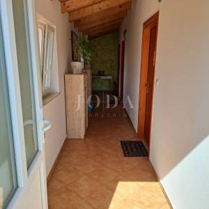 Opremljena Konoba sa terasom te stanom,BRTONIGLA