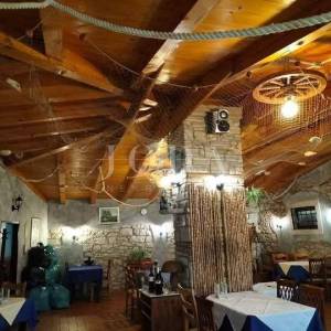 Opremljena Konoba sa terasom te stanom,BRTONIGLA