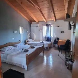 Opremljena Konoba sa terasom te stanom,BRTONIGLA