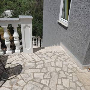 OTOK KRK, okolica Šila - Etaža kuće sa zajedničkim bazenom