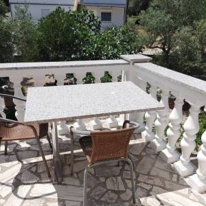 OTOK KRK, okolica Šila - Etaža kuće sa zajedničkim bazenom