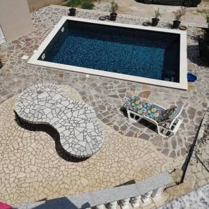 OTOK KRK, okolica Šila - Etaža kuće sa zajedničkim bazenom