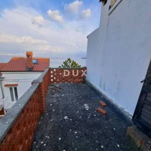 OTOK KRK, VRBNIK – Kuća s pogledom na more u staroj jezgri, 4 etaže i veliki potencijal!