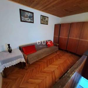 OTOK KRK, VRBNIK – Kuća s pogledom na more u staroj jezgri, 4 etaže i veliki potencijal!