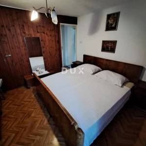 OTOK KRK, VRBNIK – Kuća s pogledom na more u staroj jezgri, 4 etaže i veliki potencijal!