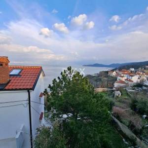 OTOK KRK, VRBNIK – Kuća s pogledom na more u staroj jezgri, 4 etaže i veliki potencijal!