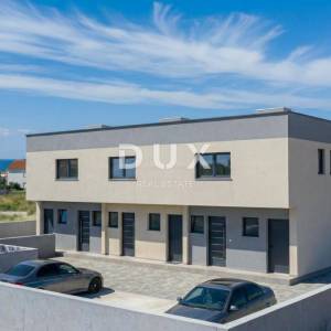 OTOK RAB, BARBAT - Ekskluzivno u ponudi! Dvoetažni stan s privatnim vrtom i pogledom na more