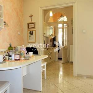 Pećine, stan s okućnicom i garažom, u staroj vili