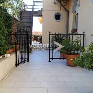 Pećine, stan s okućnicom i garažom, u staroj vili