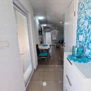 PEROJ, Stan na gornjem katu, blizu mora.