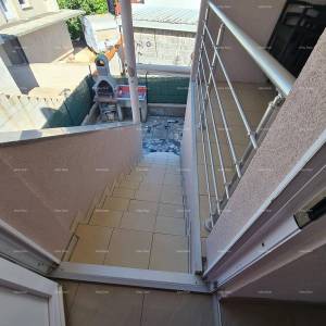 PEROJ, Stan na gornjem katu, blizu mora.