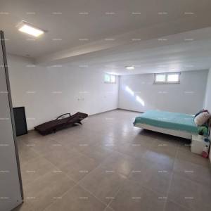 Peroj! Stan s dvorištem!