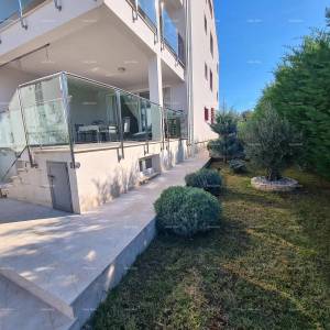 Peroj! Stan s dvorištem!