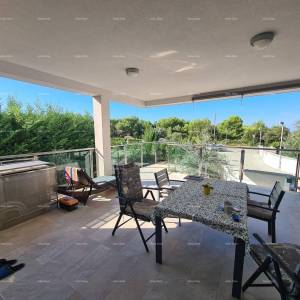 Peroj! Stan s dvorištem!