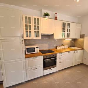 Peroj! Stan s dvorištem!