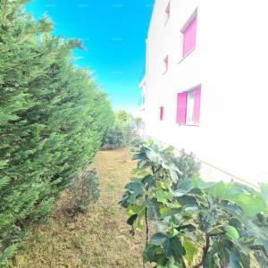 Peroj! Stan s dvorištem!