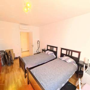 Peroj! Stan s dvorištem!