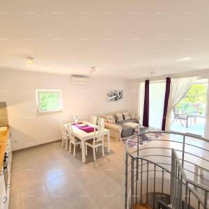 Peroj! Stan s dvorištem!