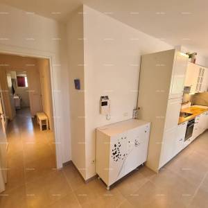 Peroj! Stan s dvorištem!