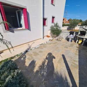 Peroj! Stan s dvorištem!