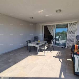 Peroj! Stan s dvorištem!