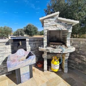 Peroj! Stan s dvorištem!