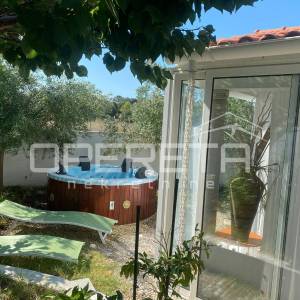 Petrčane, stan (118 m²) s privatnom okućnicom i ostakljenim paviljonom