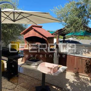 Petrčane, stan (118 m²) s privatnom okućnicom i ostakljenim paviljonom