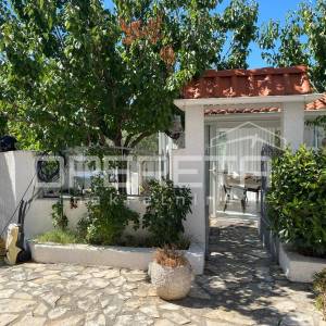 Petrčane, stan (118 m²) s privatnom okućnicom i ostakljenim paviljonom