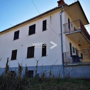 Pićan, kuća sa dva stana i 4500m2 građevinskog zemljišta