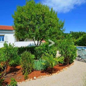 Pinezići, kuća sa dva apartmana, bazen