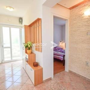 Pinezići, kuća sa dva apartmana, bazen