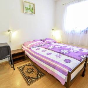 Pinezići, kuća sa dva apartmana, bazen