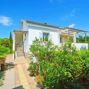 Pinezići, kuća sa dva apartmana, bazen