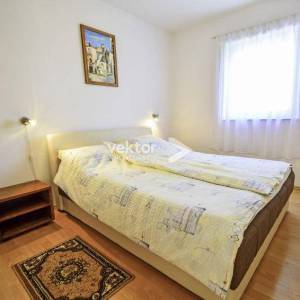 Pinezići, kuća sa dva apartmana, bazen