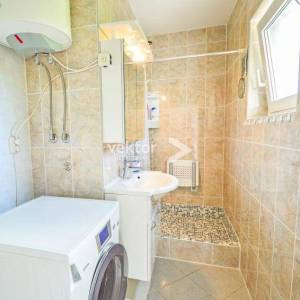 Pinezići, kuća sa dva apartmana, bazen