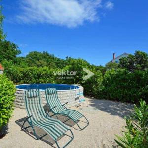 Pinezići, kuća sa dva apartmana, bazen