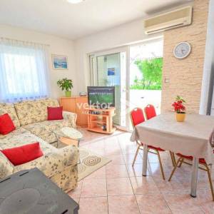 Pinezići, kuća sa dva apartmana, bazen