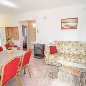 Pinezići, kuća sa dva apartmana, bazen