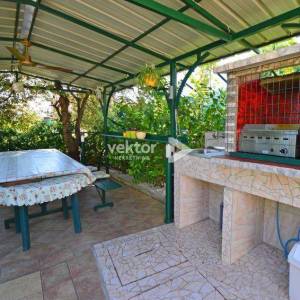 Pinezići, kuća sa dva apartmana, bazen