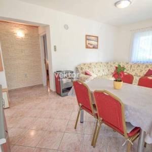 Pinezići, kuća sa dva apartmana, bazen