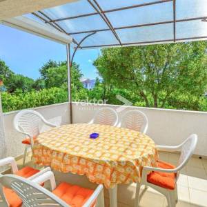 Pinezići, kuća sa dva apartmana, bazen