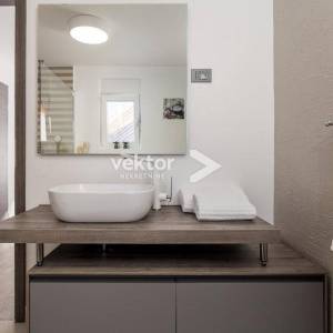 Poljane - Luksuzna kuća s bazenom i spektakularnim pogledom na more