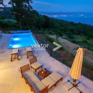 Poljane - Luksuzna kuća s bazenom i spektakularnim pogledom na more