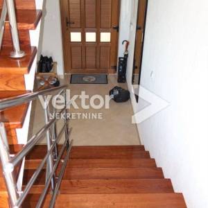 Poljane, samostojeća kuća s bazenom, pogled na more