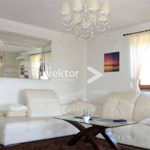 Poljane, samostojeća kuća s bazenom, pogled na more