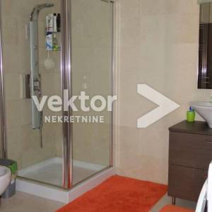 Poljane, samostojeća kuća s bazenom, pogled na more