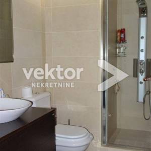 Poljane, samostojeća kuća s bazenom, pogled na more